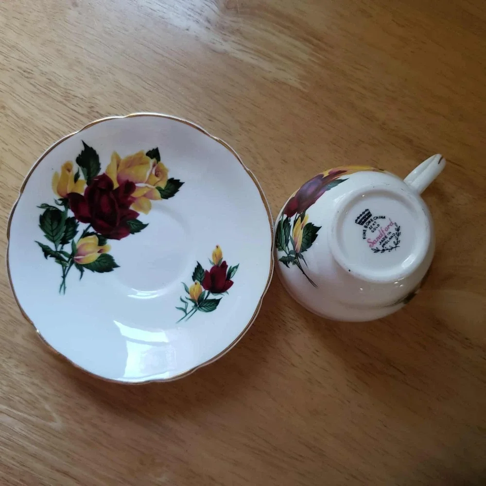Sandford Fine‎ Bone China Tea Cup & Saucer 22kt Gold Trim England - Roses